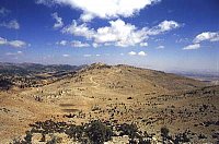 Nordstliches Hermongebirge mit Burqush.
Im Hintergrund rechts die Hochebene von Sabboura