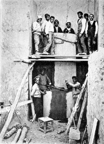 Annalen von Sarduri II. am Van See whrend den Ausgrabungsarbeiten im Jahre 1915
(Foto: E. Genkin)