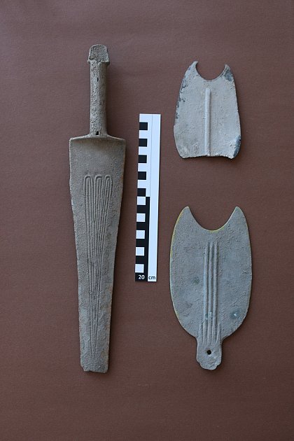 Abb. 3: Einzelfunde aus dem Steinkreis darunter ein Schwertfragment und zwei "Rasiermesser".