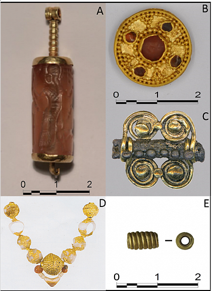 Beispiele untersuchter Goldobjekte aus den Fundorten Lori Berd (A/B), Verin Naver (C), Nerkin Naver (D) und Metsamor (E). @R.Davtyan, H.Simonyan
