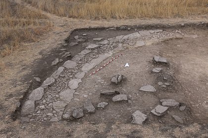 Fig. 2: North-western course of the wall. The double-shell masonry can be seen clearly, with a well-laid infill in between.