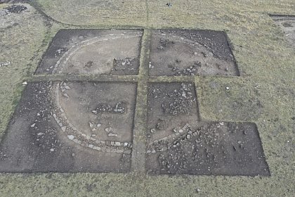 Abb. 3: Ansicht des Heiligtums von Nazarlebi von Sden (Foto G. Kirkitadze, ISU, 14.09.2019). Vorne die Plateauschnitte (PS) 3 und 5, hinten PS 2 und 4 (von Westen her). Im von der Grabung ausgesparten Bereich liegt der betonierte trigonometrische Punkt.