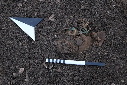 Fig. 1: Deposit 2 in PS 3. Sherds of the pot, the jar with frit coating and individual bronze objects are visible.