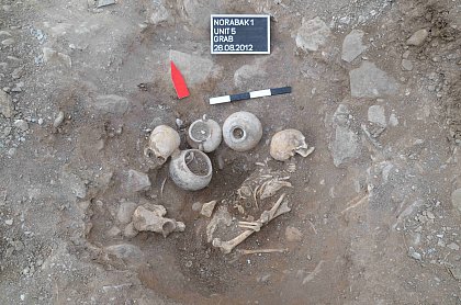 Fundort Norabak. Kurgan N1. Skelettlage mit Funden in situ (Foto: R.Kunze, Halle)
