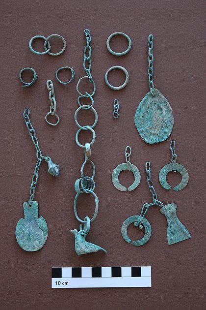 Fig. 5: Deposit 2. Various objects on chains; chain links.
